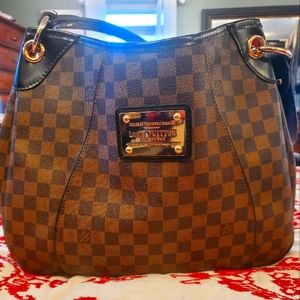 NOT a real Louis Vuitton bag!!